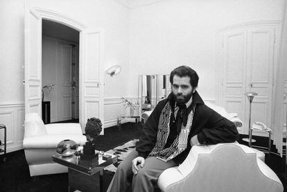 Karl Lagerfeld en su vivienda parisina en 1974.