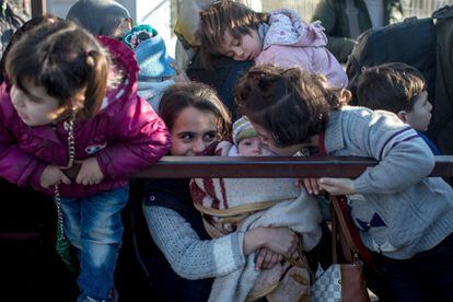 Varias mujeres y niños esperan en Kilis, en la frontera turca el 8 de febrero.