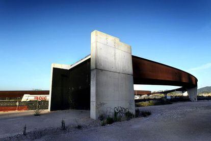 Obras paralizadas del enlace de la autopista A-2 con la AP-7 en Castellbisbal.