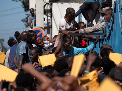 Cientos de haitianos se amotinan en la oficina de migración para solicitar el pasaporte