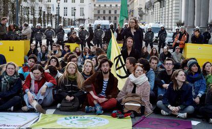 Activistas contra el cambio climático bloquean una calle junto al Parlamento belga.
