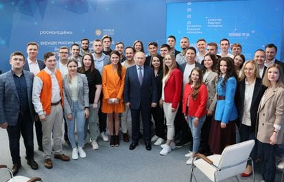 El presidente ruso durante el encuentro que ha mantenido con jóvenes emprendedores en Moscú el 9 de junio.
