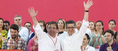Guillermo Fernández Vara y Patxi López, durante la clausura del 12 Congreso regional de los socialistas extremeños.