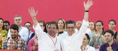 Guillermo Fern&aacute;ndez Vara y Patxi L&oacute;pez, durante la clausura del 12 Congreso regional de los socialistas extreme&ntilde;os.