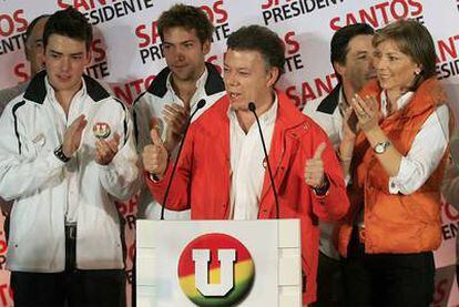 El candidato presidencial del Partido de la U y ex ministro de Defensa, Juan Manuel Santos, durante una rueda de prensa, ayer en Bogotá.