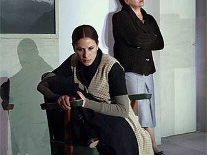 Àngels Poch (izquierda) y Cristina Plazas, en 'El malentès', dirigido por Joan Ollé.