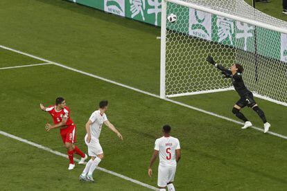 El delantero serbio Aleksandar Mitrovic marca un gol ante Suiza.