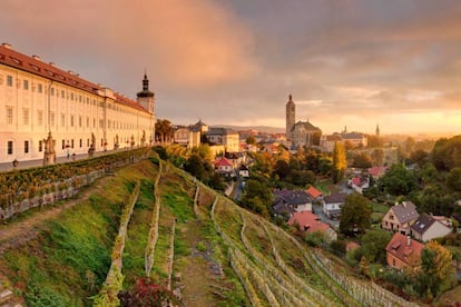 Kutná Hora debe su sobrenombre, 'la ciudad de plata', a las minas de este metal precioso que provocaron su explosión económica en el sigl XIII. El caso histórico de Kutná Hora está trufado de joyas arquitectónicas, entre las que destaca su símbolo: la iglesia de Santa Bárbara, gótico tardío, con tres pirámides cóncavas en su techo, que comenzó a construirse a finales del siglo XIV para competir con la catedral de San Vito de Praga y con el vecino monasterio de Sedlec. Sus obras no finalizaron hasta 1905. Es patrimonio mundial.