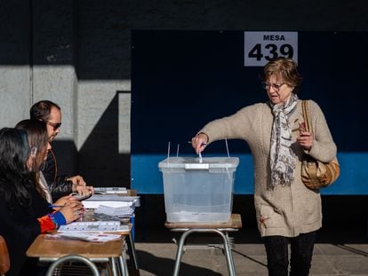 Una mujer deposita su voto en una urna durante un proceso electoral en Santiago, el pasado 7 de mayo.