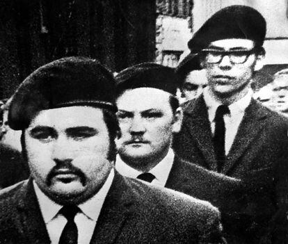 Gerry Adams (con gafas), en un funeral del IRA.