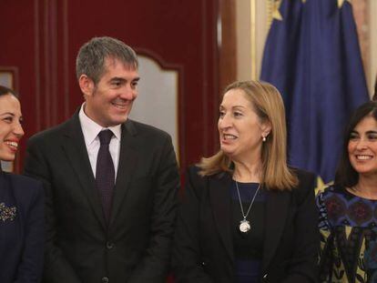 Fernando Clavijo, presidente canario, entre su vicepresidenta Patricia Hern&aacute;ndez (izquierda) y Ana Pastor, el martes en el Congreso.