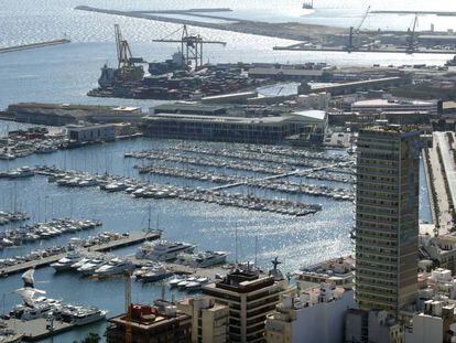 Una vista panorámica del Puerto de Alicante. 