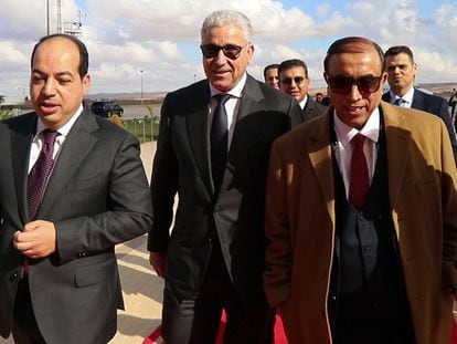 Ahmed Mitig (izquierda) y Fati Basaga (centro), ambos candidatos para las presidenciales de Libia, este martes en Bengasi, donde acudieron para reunirse con el también candidato Jalifa Hafter.