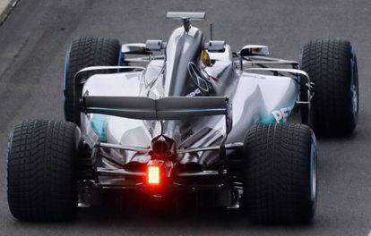 El coche ha sido diseñado para "optimizar las posibilidades de rendimiento que ofrecen las regulaciones aerodinámicas radicalmente diferentes para la temporada 2017, que probablemente pondrá a la vista los monoplazas más rápidos de la historia del deporte", según el equipo Mercedes.