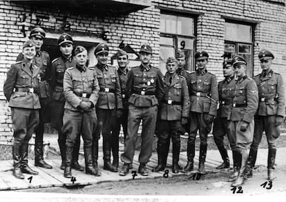 Oficiales del Einsatzgruppen A. El cuarto por izquierda es Otto Kraus.