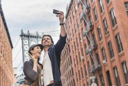 Una pareja haciendose un 'selfie' con su 'smartphone' en Brooklyn.