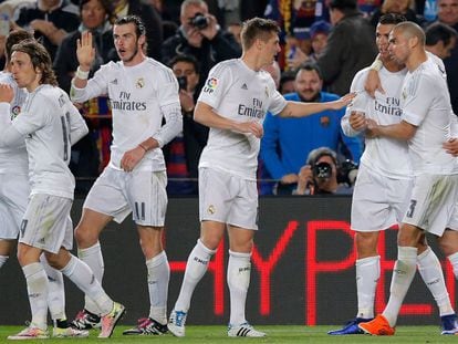 Los jugadores del Madrid celebran el gol de Cristiano. 