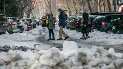 Aspecto de una calle de Madrid cubierta de nieve, este viernes.