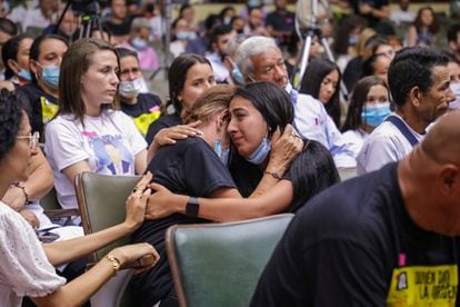 Familiares de víctimas de "falsos positivos" durante una audiencia de reconocimiento, en Ocaña (Colombia), el 27 de abril de 2022.
