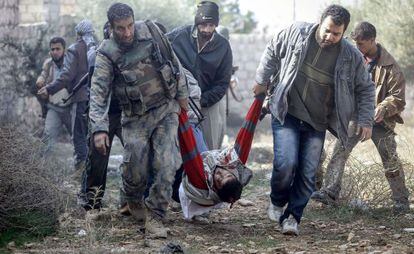Rebeldes sirios evacuan a un compaero herido. 