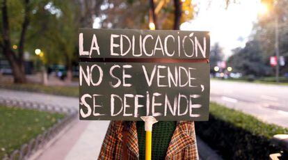 Manifestante en Madrid contra los recortes y la reforma educativa.