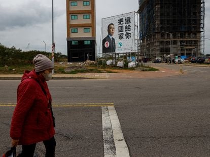 Una mujer camina frente a un cartel electoral del candidato Ko Wen-je, del Partido Popular de Taiwan, en Kinmen a finales de diciembre pasado.