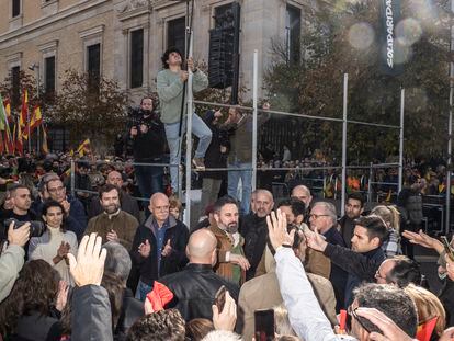 Santiago Abascal saluda a sus seguidores durante el acto de Vox, este domingo en la madrileña plaza de Colón.