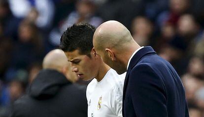 James escucha a Zidane antes de entrar al campo contra el Sporting