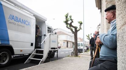 Vecinos de Albarellos de Monterrei (Ourense) ante una sucursal móvil de Abanca.