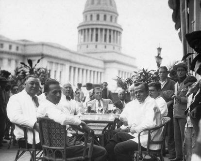 Un café de La Habana con el Capitolio al fondo, en una fotografía fechada de manera aproximada en las décadas de los cuarenta o cincuenta.