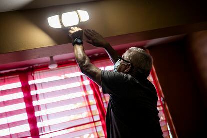 Domingo Costas Feliciano muestra cómo instaló unas luces solares para lidiar con los constantes apagones en el sistema eléctrico de Puerto Rico.