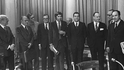 Enrique Tierno Galván, Santiago Carrillo, José María Triginer, Joan Reventós, Felipe González, Juan Ajuriaguerra, Adolfo Suárez, Manuel Fraga, Leopoldo Calvo-Sotelo y Miquel Roca durante la firma de los Pactos de la Moncloa.