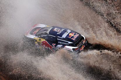 El vehículo de Carlos Sainz atraviesa un río en la duodécima etapa del Rally Dakar, el 18 de enero.