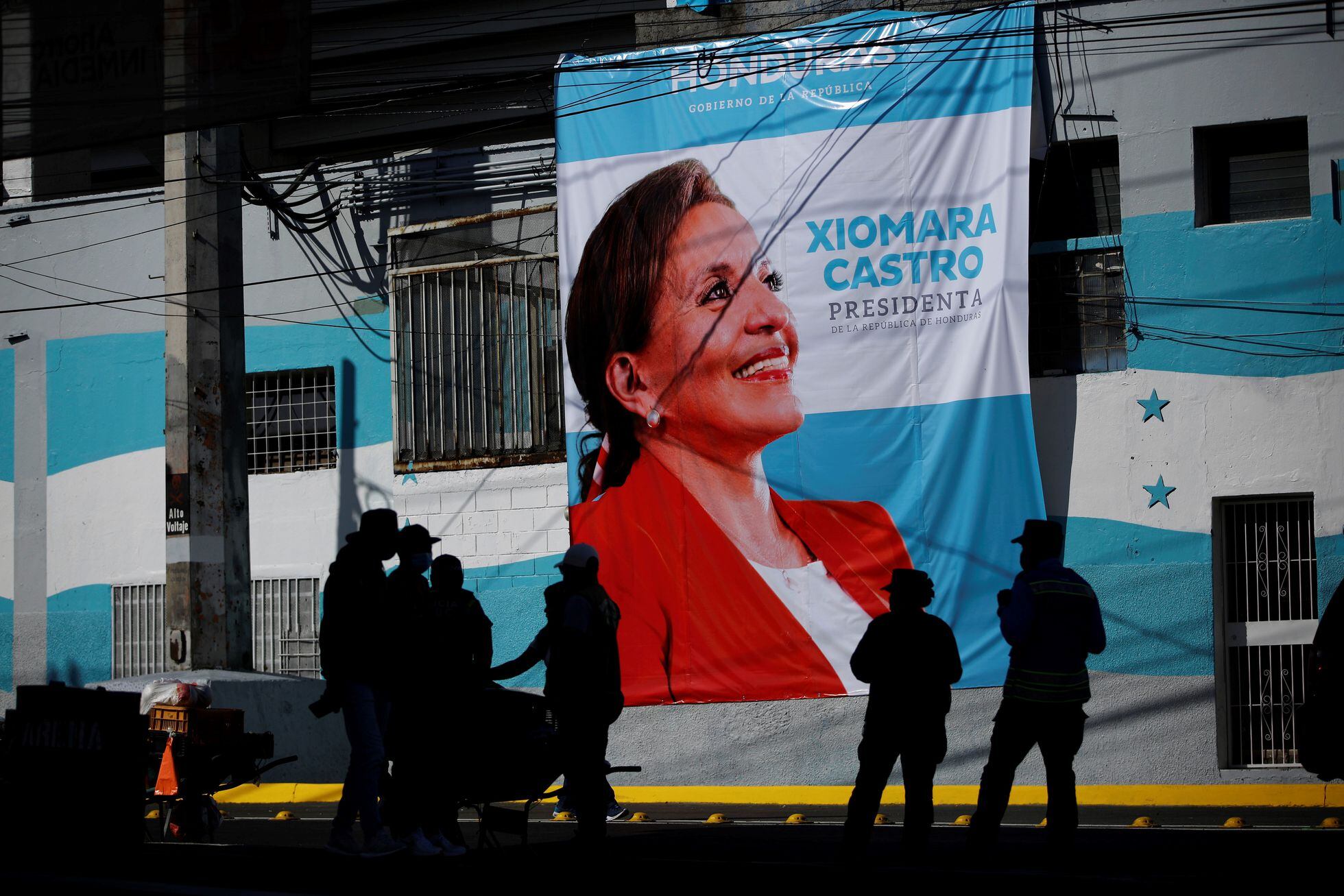 Un anuncio con el rostro de Xiomara Castro, presidenta electa de Honduras, en las calles de Tegucigalpa, este 26 de enero.