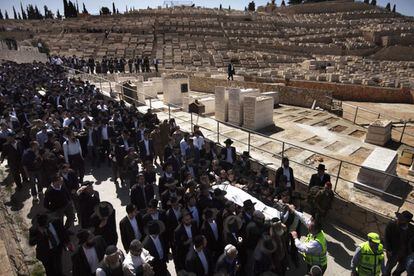 El cortejo fúnebre con los cuerpos de Jonathan Sandler, sus hijos Gabriel (de cuatro años) y Arieh (de cinco años) y de la niña Miriam Monsonego (de 7 añós), avanza por el cementerio de Jerusalén.