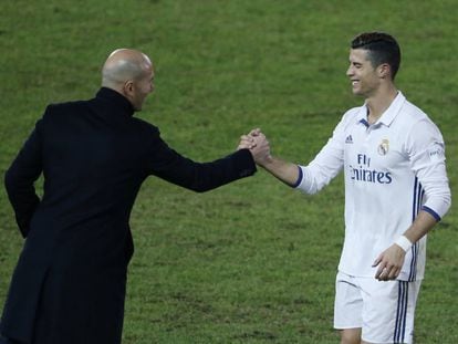 Zidane a Cristiano durante la final del Mundialito. 