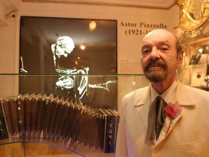 Horacio Ferrer, en 2013, ante un bande&oacute;n utilizado por Piazzolla, en el centro dedicado al artista. 