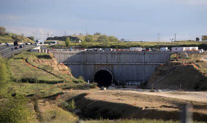 Entrada al tunel ferroviario cuya obra lleva años parada en Navalcarnero.