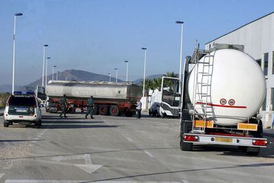 Imagen obtenida por la Guardia Civil de camiones cisterna usados por los ladrones. Abajo, una de las últimas almazaras atracadas, en Almería.