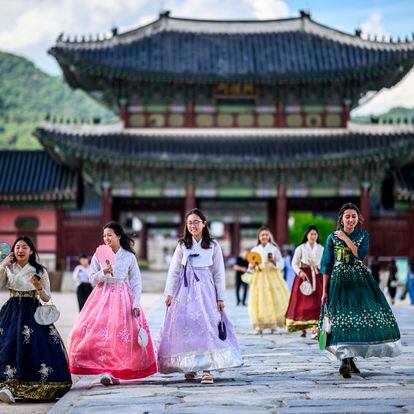 Un grupo de mujeres surcoreanas con vestidos tradicionales visitaban el palacio de Gyeongbokgung, en Seúl, el 1 de julio.