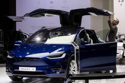 Un Tesla Model X en el Salón de l'automòbil de París.
