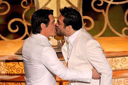 Los actores Javier Bardem y Josh Brolin se besan en la gala de los Oscar de 2011.