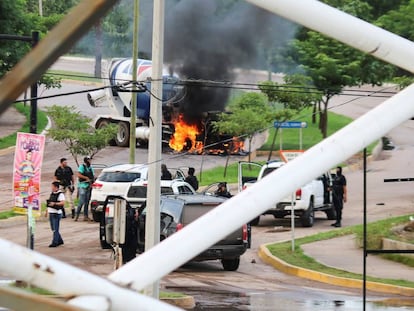 Hombres armados durante los enfrentamientos de los narcos con las fuerzas federales en Culiacán.