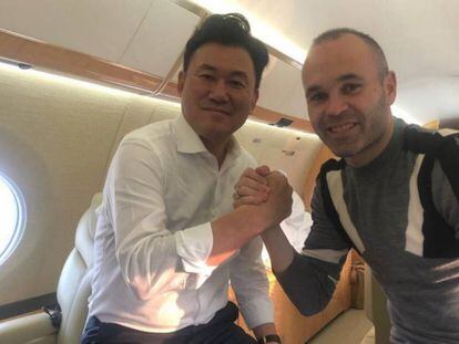 Mikitani e Iniesta, en el avión, en una foto del Twitter del jugador.