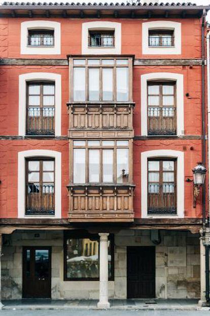 Fachada de un edificio antiguo en el casco histórico de Cervera de Pisuerga, en Palencia.