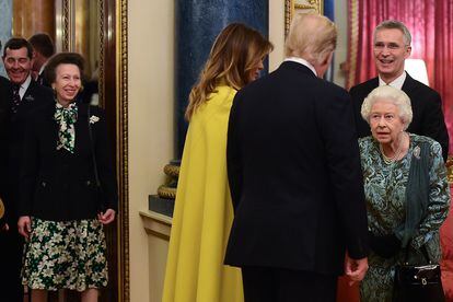 La princesa Ana espera mientras su madre saluda a Donald Trump.