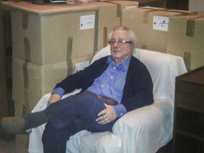 Joaquim Molas, envoltat de les caixes del primer trasllat de llibres. 