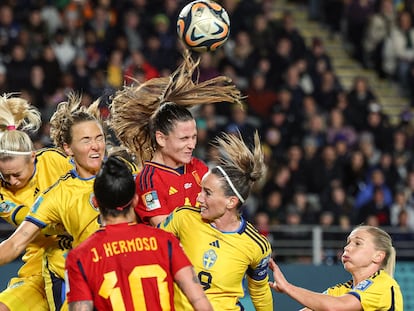 Las jugadoras de España y Suecia disputan el balón durante las semifinales del Mundial.