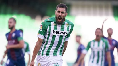 El delantero del Real Betis, Borja Iglesias, tiene una amistad fuera del terreno de juego con uno de los referentes españoles de la música urbana, el rapero Kase.O.