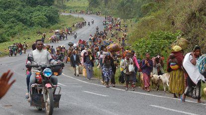 Familias huyen del conflicto en el noreste de la República Democrática del Congo el pasado mes de junio.